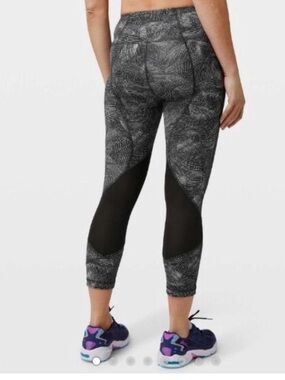 Lululemon pace rival crop